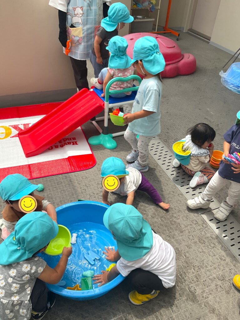 保育園のテラスで水遊び 大阪 くじら保育園 202607-2