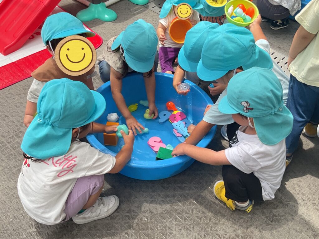 保育園のテラスで水遊び 大阪 くじら保育園 202607-5