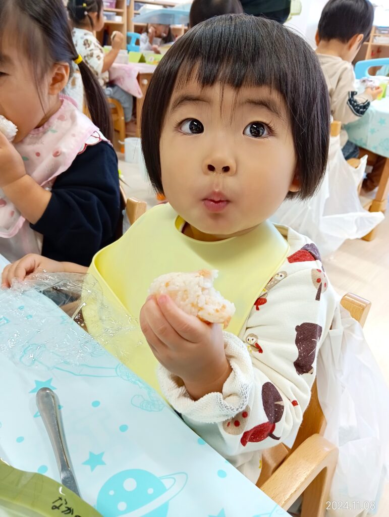 おおぞら保育園　魚住園　秋の遠足　おにぎり　202411-5