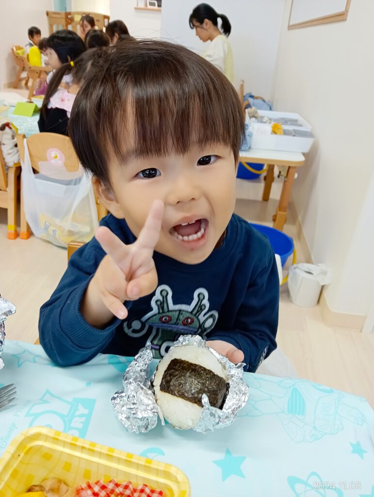 おおぞら保育園　魚住園　秋の遠足　おにぎり　202411-4