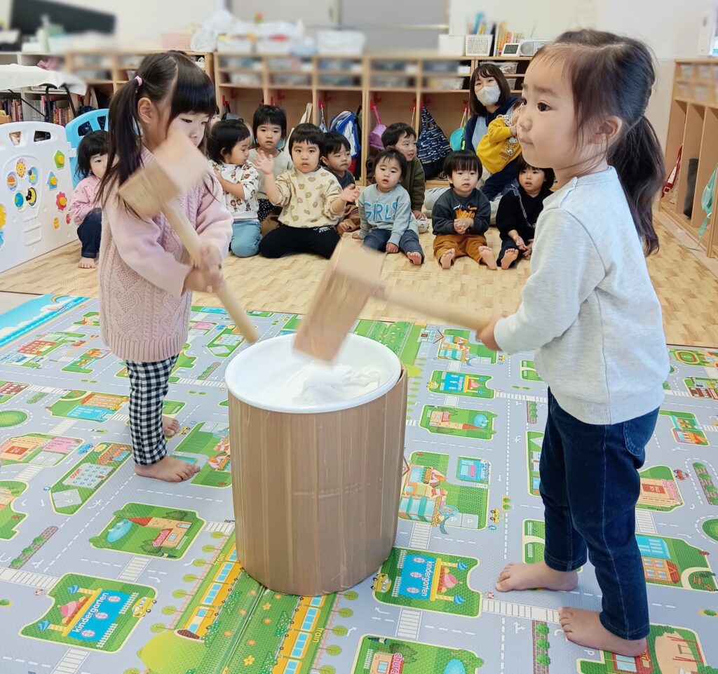 おおぞら保育園　魚住園　餅つき　福笑い　202501-1