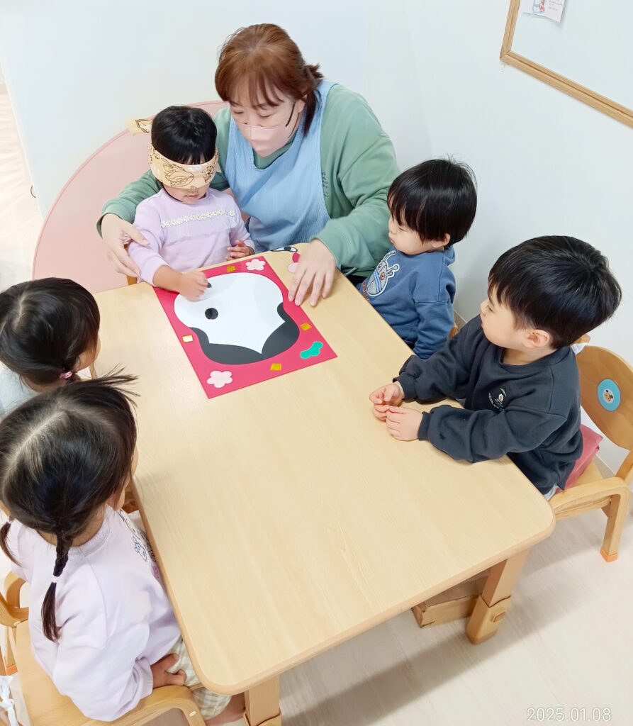 おおぞら保育園　魚住園　餅つき　福笑い　202501-5