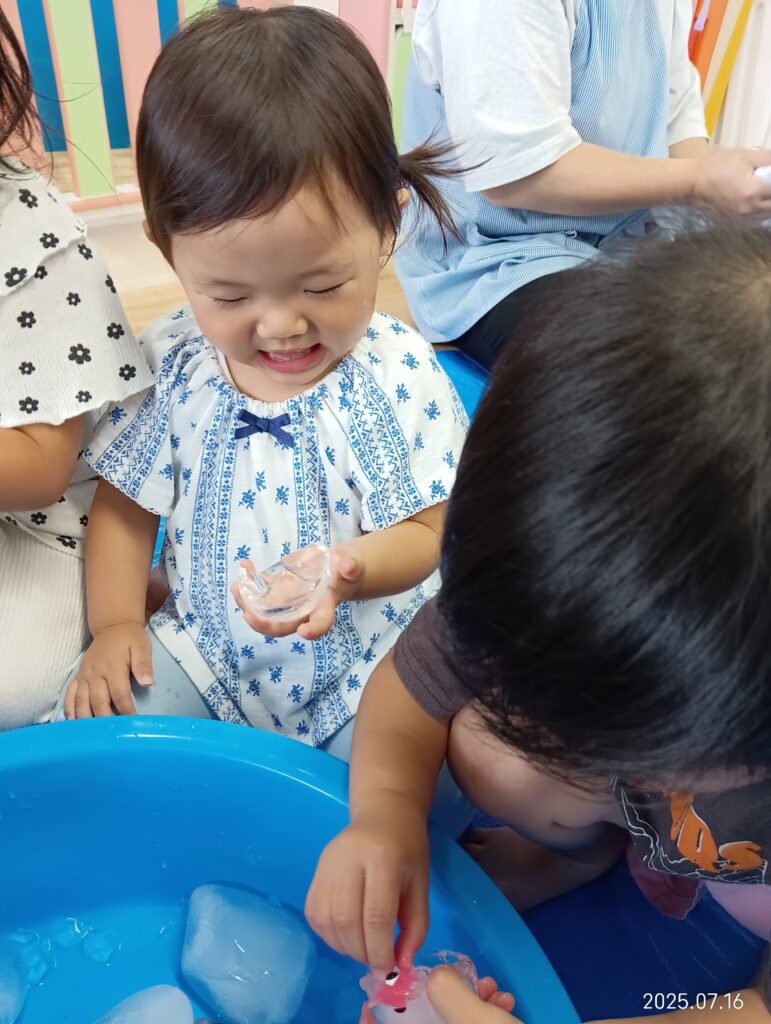 氷 感触遊び 夏 おもちゃ ひんやり 五感 おおぞら保育園 明石 保育園 魚住 202507-2