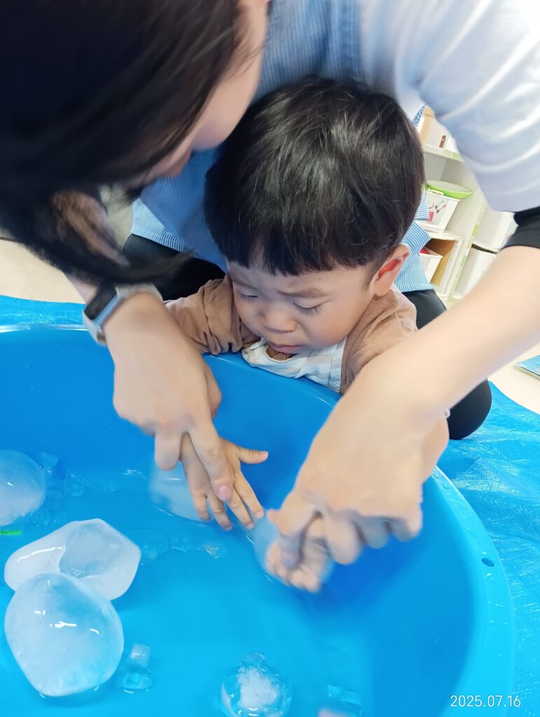 氷 感触遊び 夏 おもちゃ ひんやり 五感 おおぞら保育園 明石 保育園 魚住 202507-1