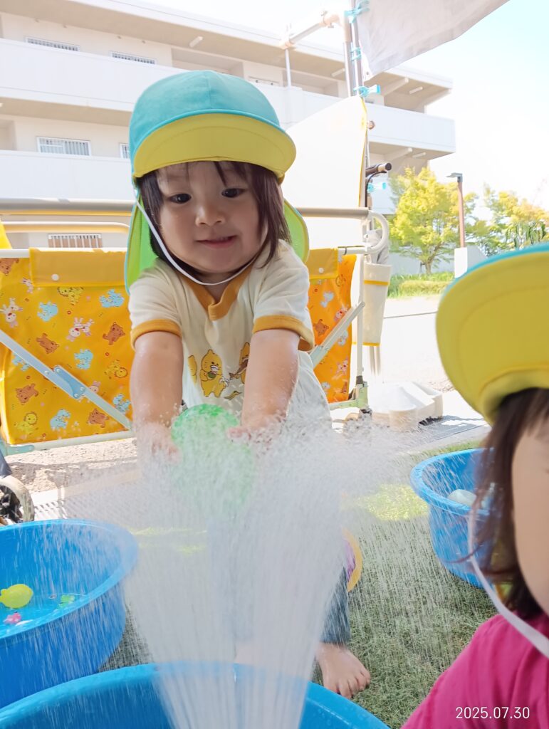 水遊び　水風船　シャワー　おおぞら保育園　魚住　明石　保育園　202508-1