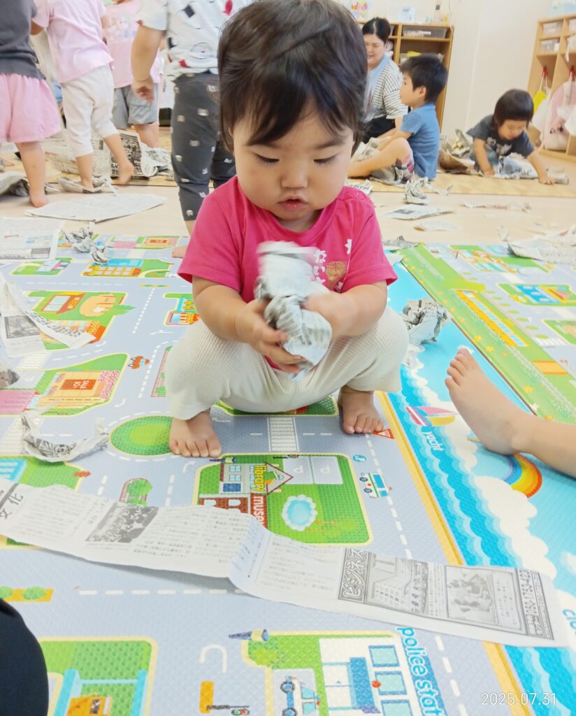 新聞紙　新聞紙あそび　手先　発達　創造力　おおぞら保育園　明石　保育園　魚住　202508-3