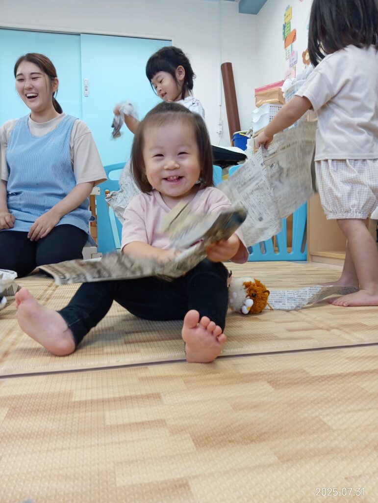 新聞紙　新聞紙あそび　手先　発達　創造力　おおぞら保育園　明石　保育園　魚住　202508-2