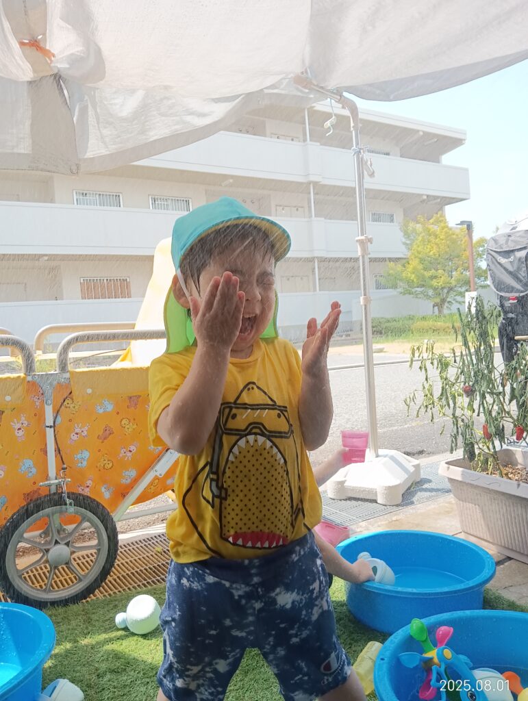 水遊び 泡遊び 園庭 2歳児 明石 保育園 おおぞら保育園 魚住 202508-1