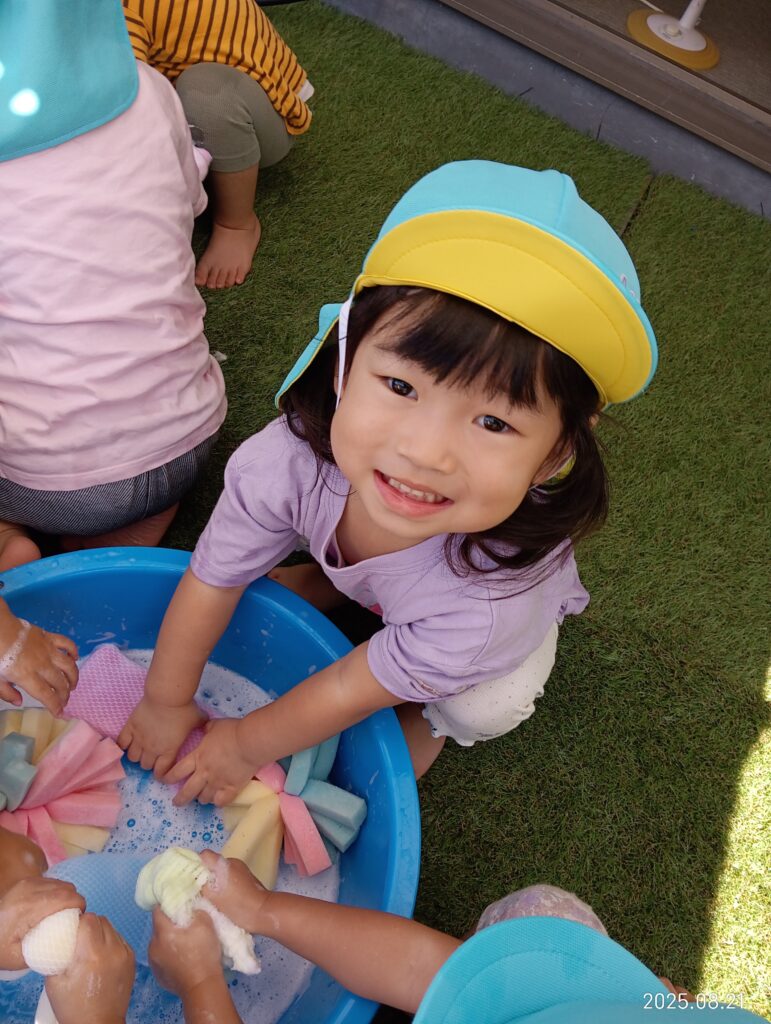水遊び 泡遊び 園庭 2歳児 明石 保育園 おおぞら保育園 魚住 202508-5
