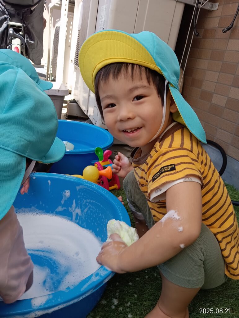水遊び 泡遊び 園庭 2歳児 明石 保育園 おおぞら保育園 魚住 202508-4