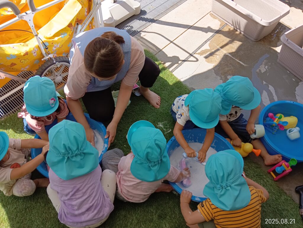 水遊び 泡遊び 園庭 2歳児 明石 保育園 おおぞら保育園 魚住 202508-3