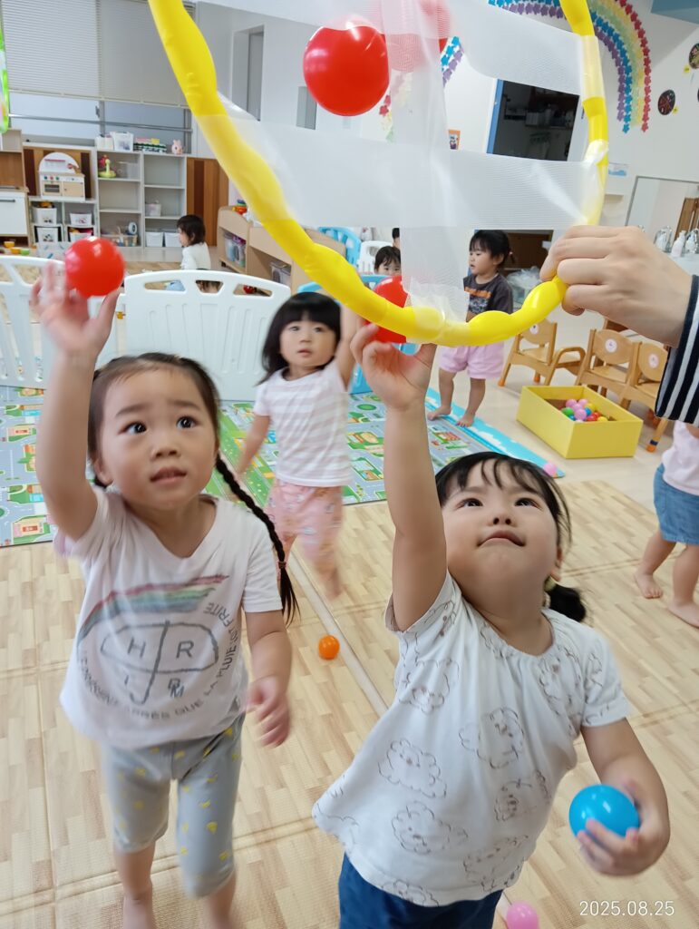 室内遊び 氷遊び 風船 ボール 工夫 保育 明石 保育園 おおぞら保育園 魚住 202508-5