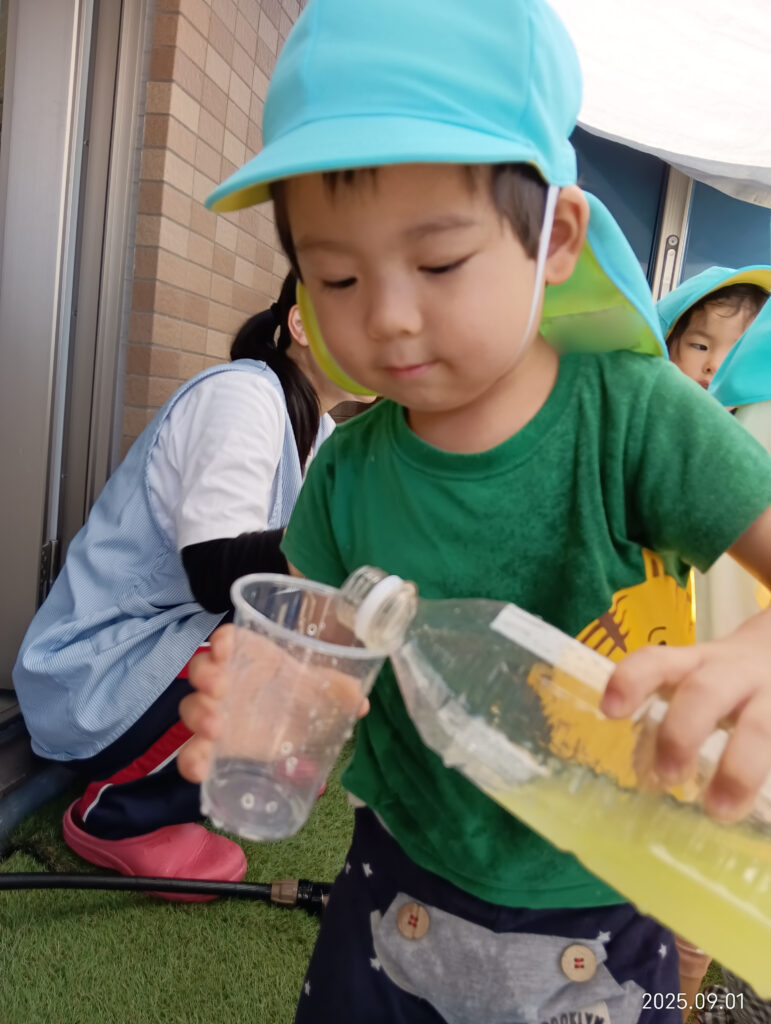 色水遊び　水遊び　見立て遊び　明石　保育園　くじら保育園　魚住　202509-3