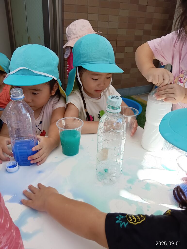 色水遊び　水遊び　見立て遊び　明石　保育園　くじら保育園　魚住　202509-4