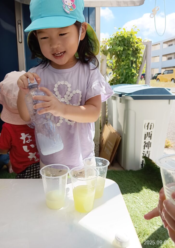 色水遊び　水遊び　見立て遊び　明石　保育園　くじら保育園　魚住　202509-1