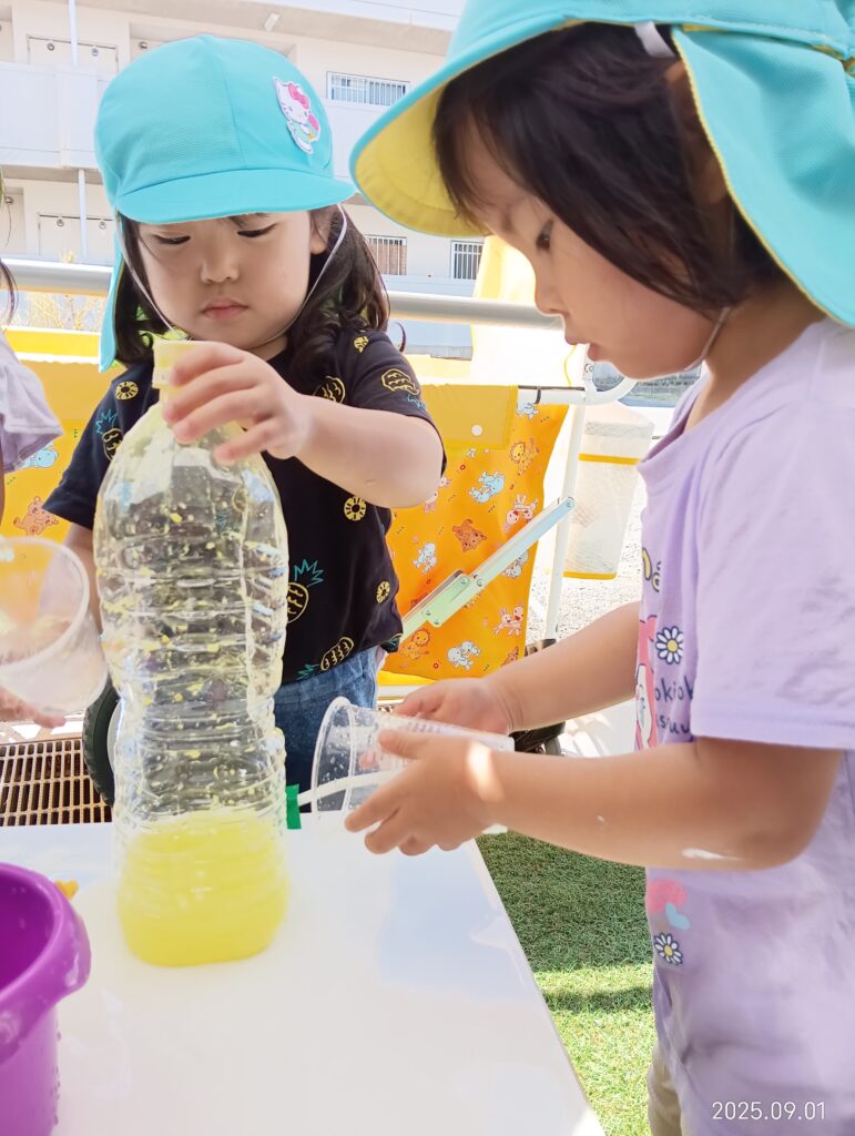 色水遊び　水遊び　見立て遊び　明石　保育園　くじら保育園　魚住　202509-2
