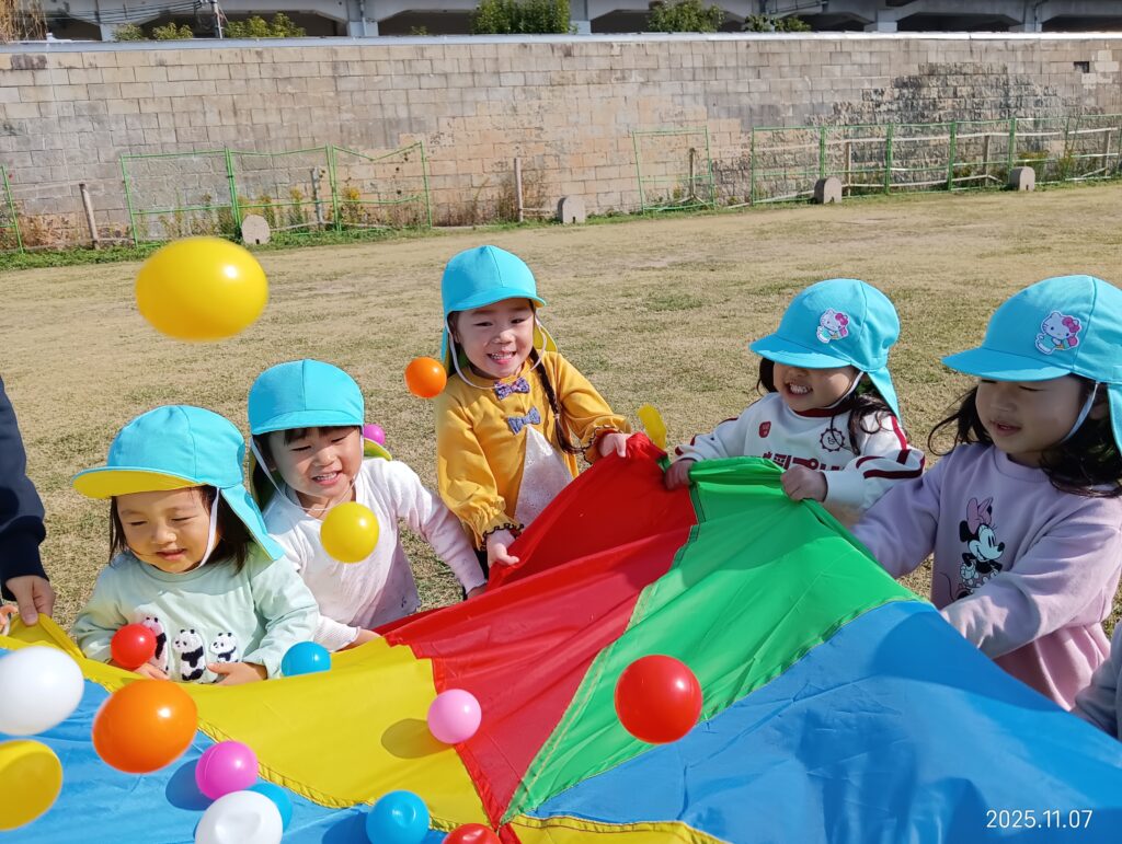 保育園 秋の遠足 パラバルーン 明石 おおぞら保育園 202511-3