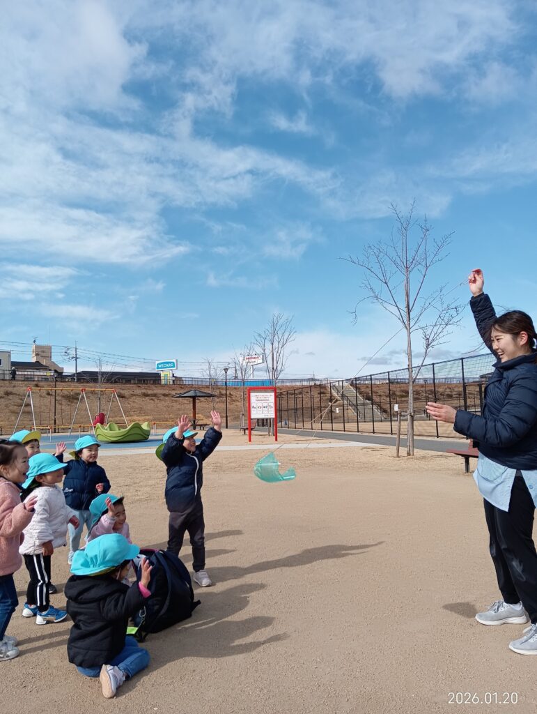 保育園で手作りビニール凧揚げ　明石　保育園　おおぞら保育園　202601-2