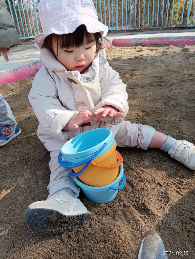冬の公園で砂遊びセット 明石 保育園 おおぞら保育園 202602-2