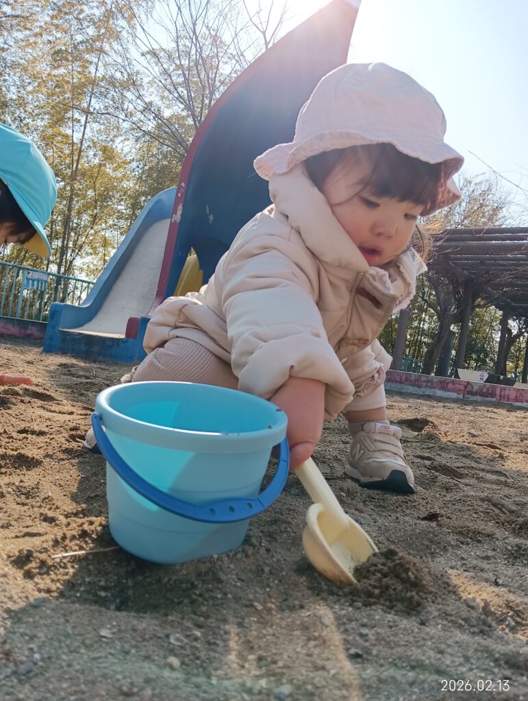 冬の公園で砂遊びセット 明石 保育園 おおぞら保育園 202602-3