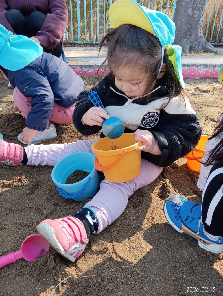 冬の公園で砂遊びセット 明石 保育園 おおぞら保育園 202602-1