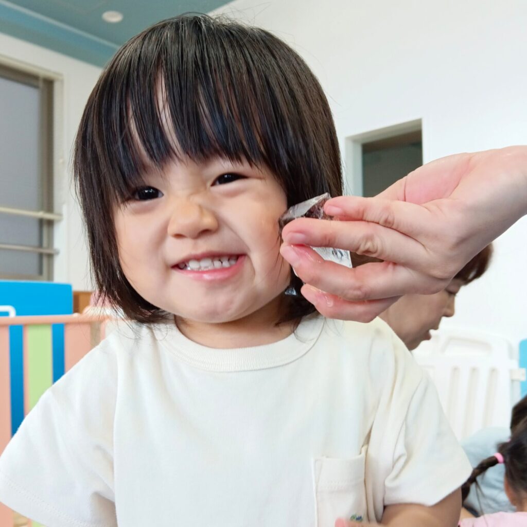 おおぞら保育園 魚住園の夏の感触遊びで氷の冷たさにびっくり