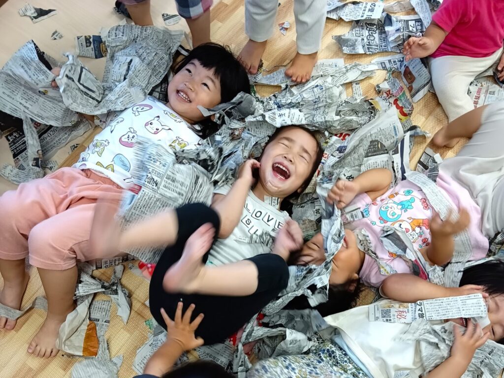 おおぞら保育園 魚住園で、園児が登園後に保育室で自由に遊んでいる様子