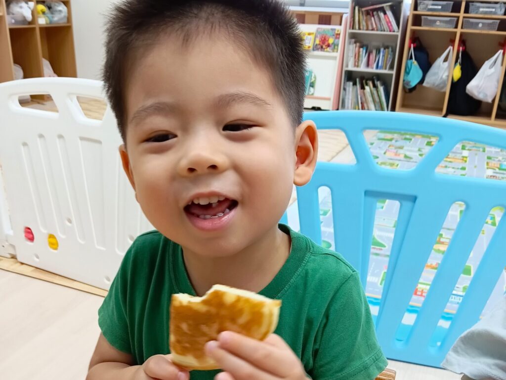 おおぞら保育園 魚住園で、午後のおやつを食べて過ごす園児