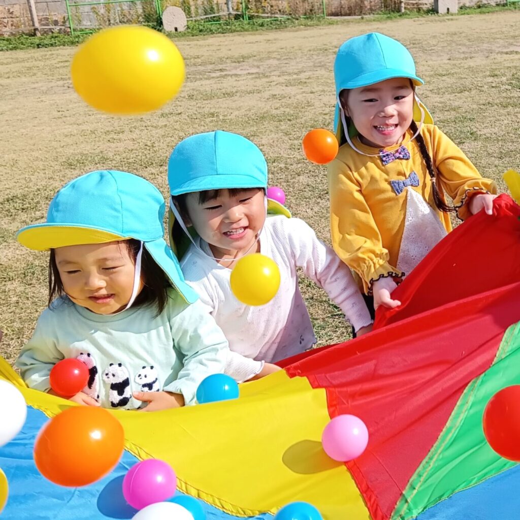 おおぞら保育園 魚住園の秋の遠足保育でパラバルーン