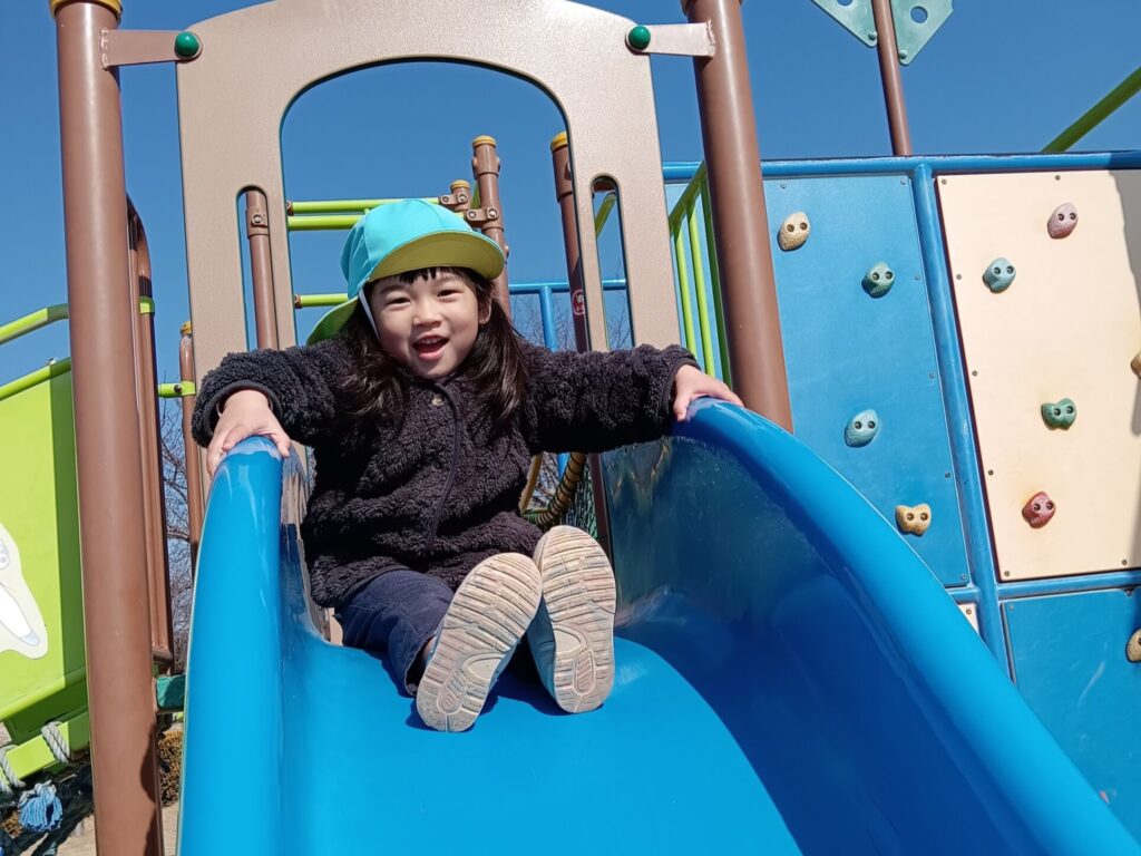 おおぞら保育園 魚住園で、外遊びを楽しむ園児