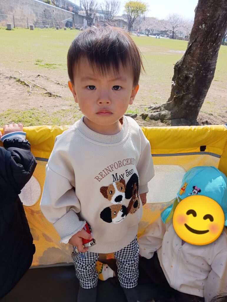 春の公園で保育園自然遊び　明石　おおぞら保育園　202604-4