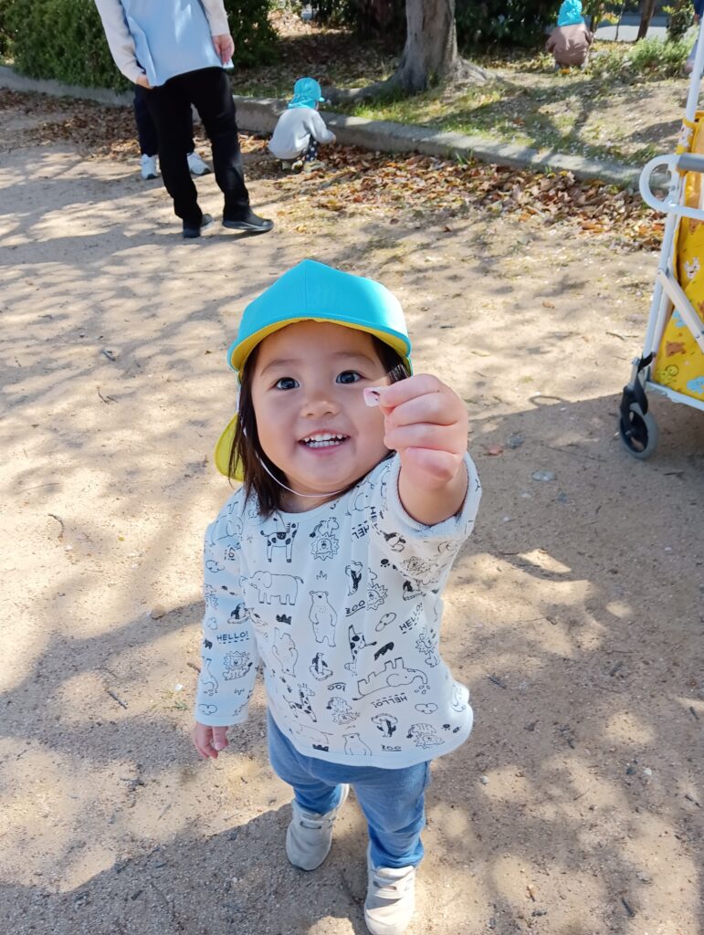 春の公園で保育園自然遊び　明石　おおぞら保育園　202604-2