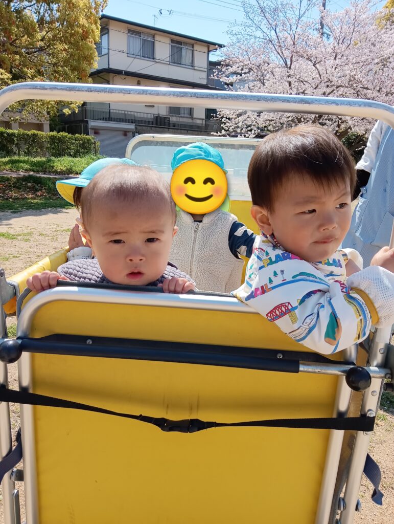 春の公園で保育園自然遊び　明石　おおぞら保育園　202604-3