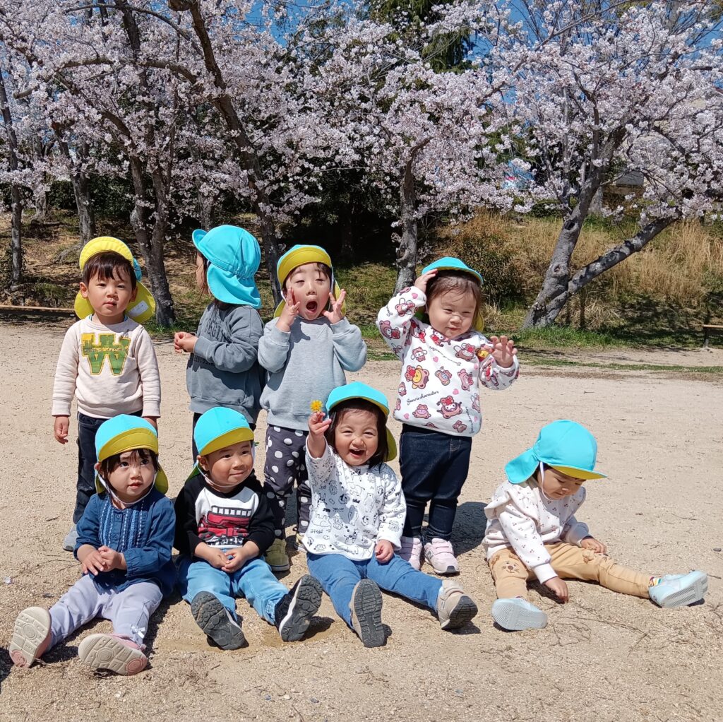 春の公園で保育園自然遊び　明石　おおぞら保育園　202604-1