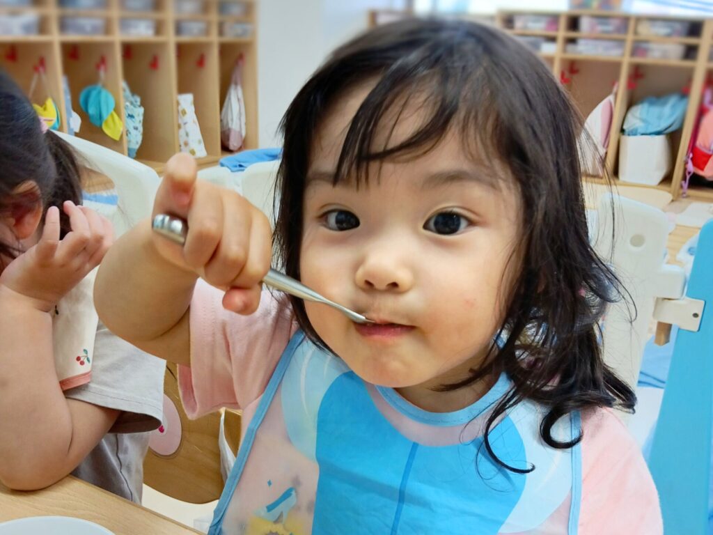 おおぞら保育園 魚住園で、自園で調理した給食を食べる園児