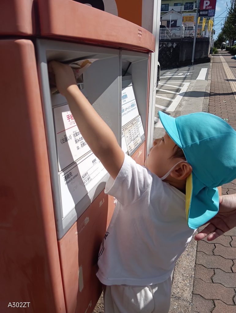 保育園で敬老の日のハガキ作りとポストへの投函 明石 おおぞら保育園 202610-4