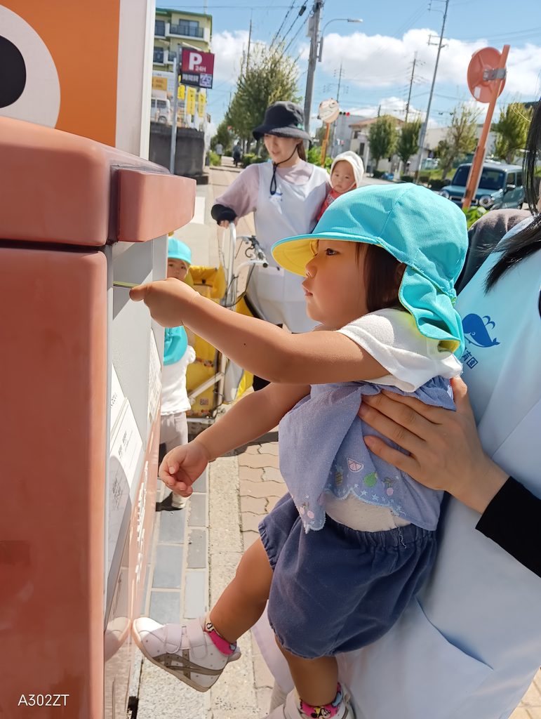 保育園で敬老の日のハガキ作りとポストへの投函 明石 おおぞら保育園 202610-2
