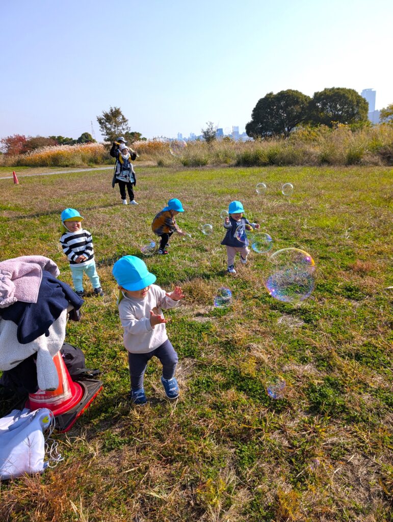 くじら保育園　淀川園　戸外遊び　202412-6