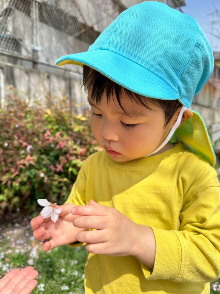 くじら保育園 淀川園 春 春探し チューリップ 五感 202504-4
