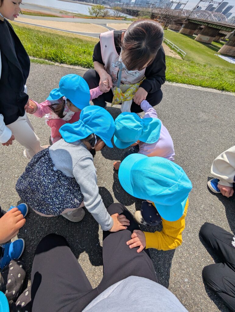 くじら保育園 淀川園 春 春探し チューリップ 五感 202504-2