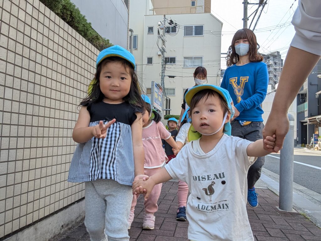 異年齢保育 異年齢交流 小規模 小規模保育園 戸外遊び 社会性 協調性 くじら保育園 淀川園 淀川区 202505-4