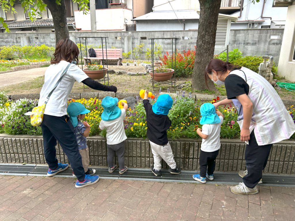 地域交流　小学校　水やり　草抜き　お手伝い　くじら保育園　淀川園　202507-3