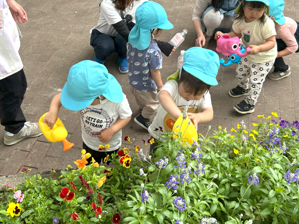 地域交流　小学校　水やり　草抜き　お手伝い　くじら保育園　淀川園　202507-4