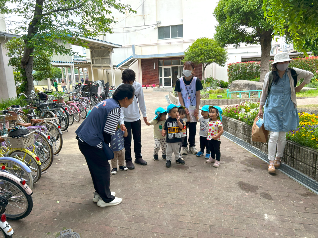 地域交流　小学校　水やり　草抜き　お手伝い　くじら保育園　淀川園　202507-1　