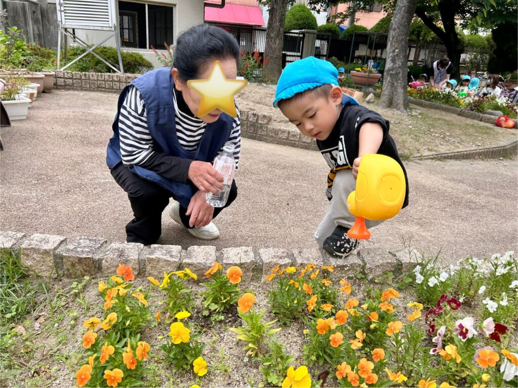 地域交流　小学校　水やり　草抜き　お手伝い　くじら保育園　淀川園　202507-5