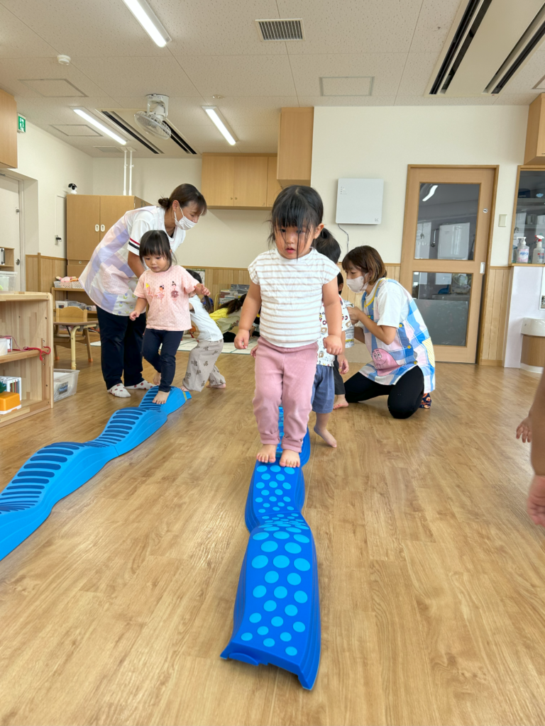 サーキット　サーキット遊び　室内遊び　夏　身体能力　くじら保育園淀川区　淀川園　大阪　大阪市　202508-5