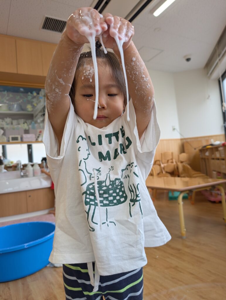 感触遊び　片栗粉　くじら保育園　淀川　大阪　保育園　202509-3