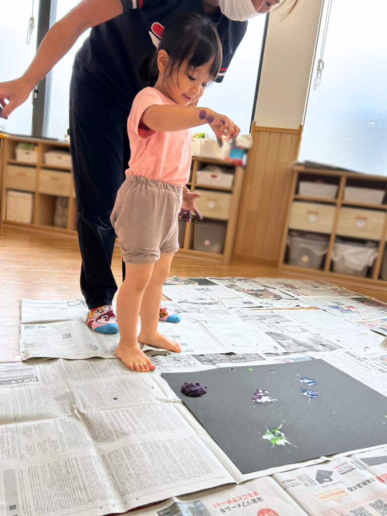 保育園 絵の具遊び 大阪 淀川 くじら保育園 202510-2