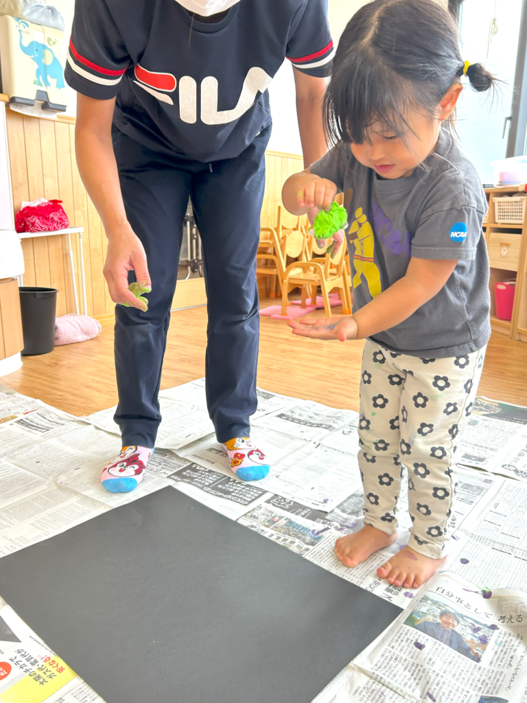 保育園 絵の具遊び 大阪 淀川 くじら保育園 202510-1
