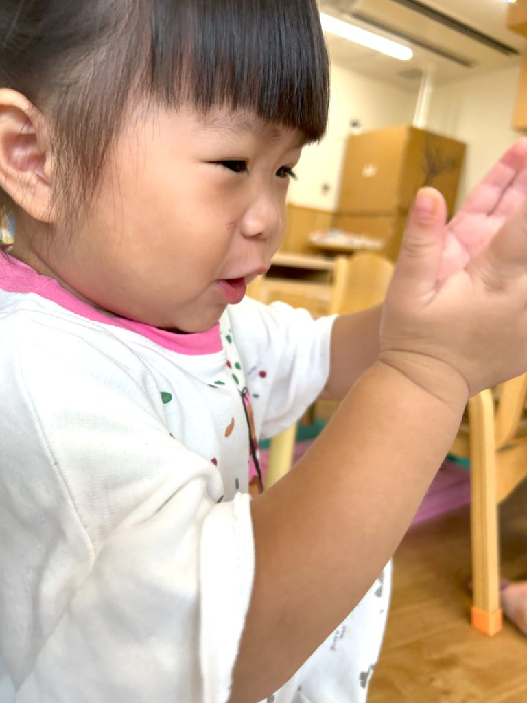 保育園 絵の具遊び 大阪 淀川 くじら保育園 202510-3